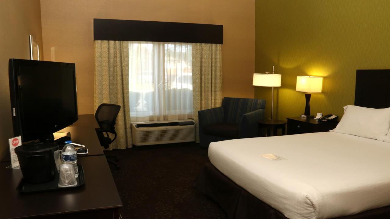 Holiday Inn Express Hotel & Suites Saginaw, An Ihg Hotel Exterior photo